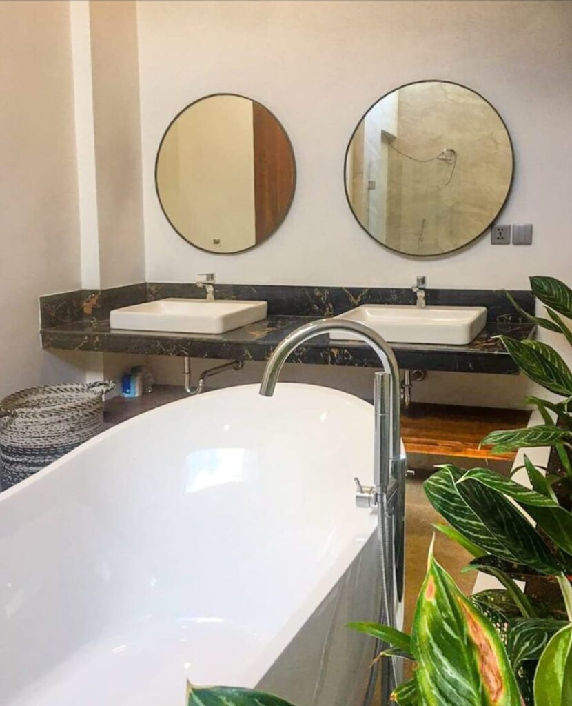 Main bathroom with freestanding tub
